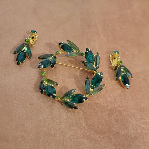 Vintage Emerald Rhinestone Brooch and Clip on Earrings Set - Picture 2 of 4